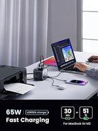 UGREEN 65W cargando MacBook Pro y iPhone simultáneamente